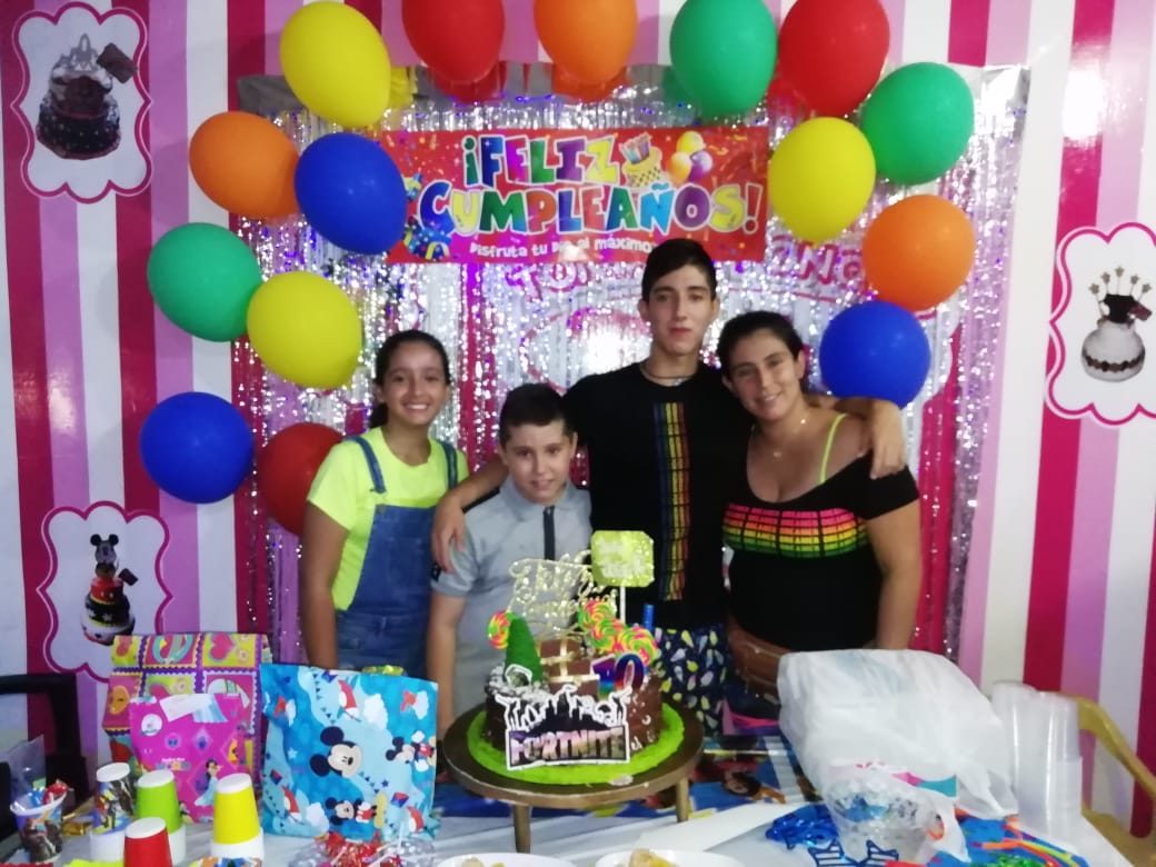 El cumpleañero, Juan José Jiménez junto a sus hermanos Gabriela y Santiago Jiménez y su madre, Natalia Mosquera.